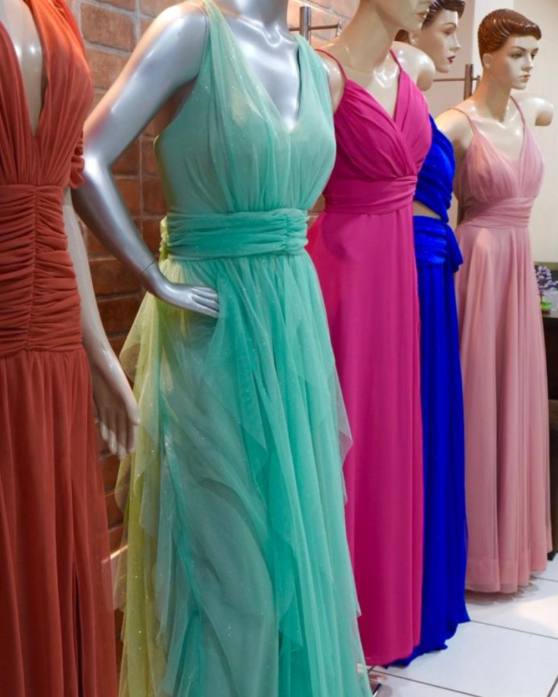 Vestidos de festa coloridos em exposição no Beto Ateliêr em Maringá, disponíveis para locação