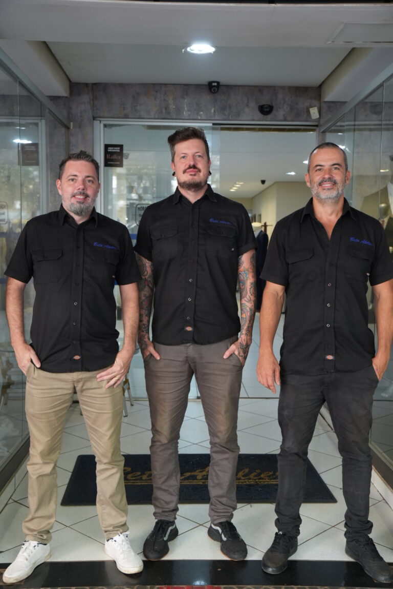 Equipe do Beto Atelier posando em frente à loja em Maringá, com uniformes personalizados