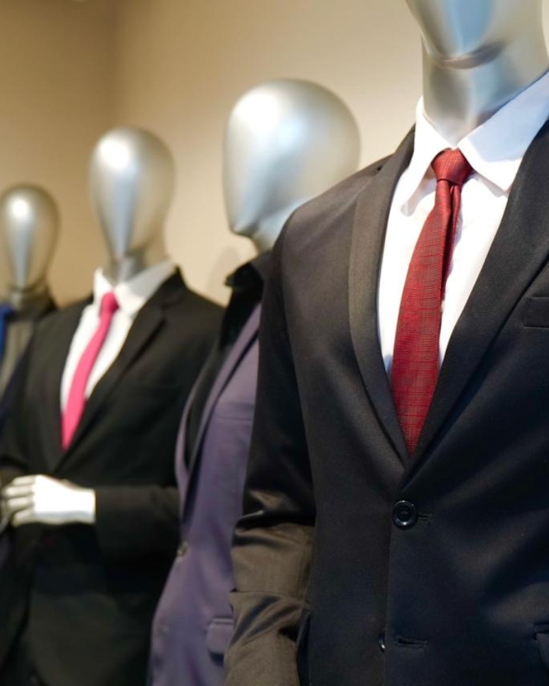 Manequins com ternos sociais masculinos em exposição no Beto Atelier em Maringá, disponíveis para locação.